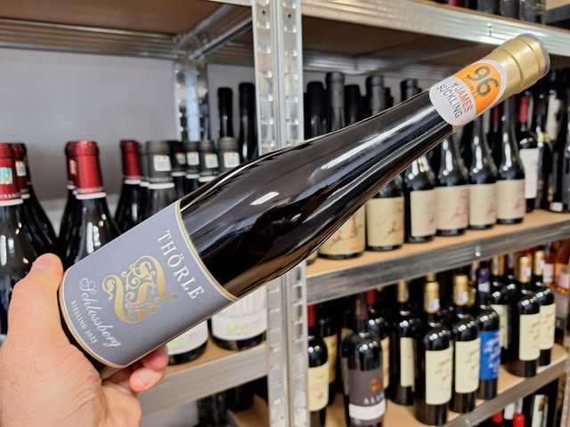 vinul zilei un riesling cu arome de minerale fum fructe coapte si ierburi aromatice se potriveste perfect cu antreuri fine salate usoare sau preparate vegetariene cotat cu 96 de puncte de james 681707223c1f8