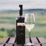 vinul zilei un sauvignon blanc de la o crama din romania dominat de flori de camp ardei verde si nuante minerale de asociat cu branzeturi de capra carne alba fructe de mare paste sau salate 681857398c789