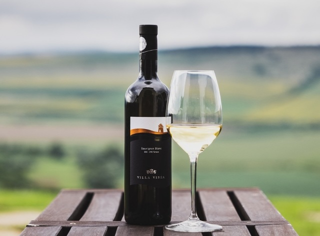 vinul zilei un sauvignon blanc de la o crama din romania dominat de flori de camp ardei verde si nuante minerale de asociat cu branzeturi de capra carne alba fructe de mare paste sau salate 681857398c789