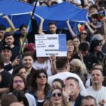 votam matematicianul nu legionarul nicusor dan la mitingul romania in lumina gandul meu este mai mult la cei care nu sunt aici vide 6820d7c4de2c7