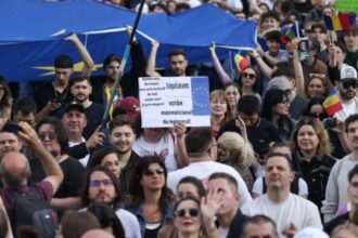 votam matematicianul nu legionarul nicusor dan la mitingul romania in lumina gandul meu este mai mult la cei care nu sunt aici vide 6820d7c4de2c7