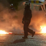 a cincea noapte consecutiva de violente in irlanda de nord politia atacata cu cocktailuri molotov in portadown 684d8331d1c1c