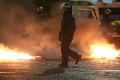 a cincea noapte consecutiva de violente in irlanda de nord politia atacata cu cocktailuri molotov in portadown 684d8331d1c1c