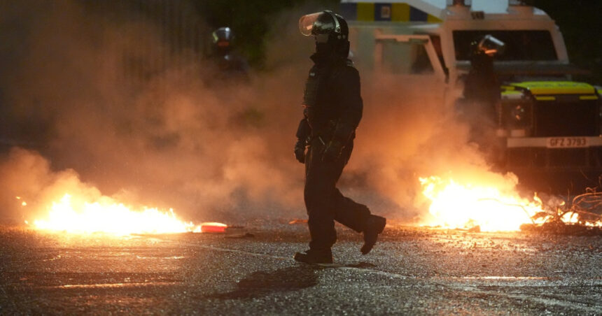 a cincea noapte consecutiva de violente in irlanda de nord politia atacata cu cocktailuri molotov in portadown 684d8331d1c1c