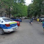 alerta in cartierul inel ii un barbat a amenintat copii din zona si a iesit afara cu un topor 6853fbe8ea17b