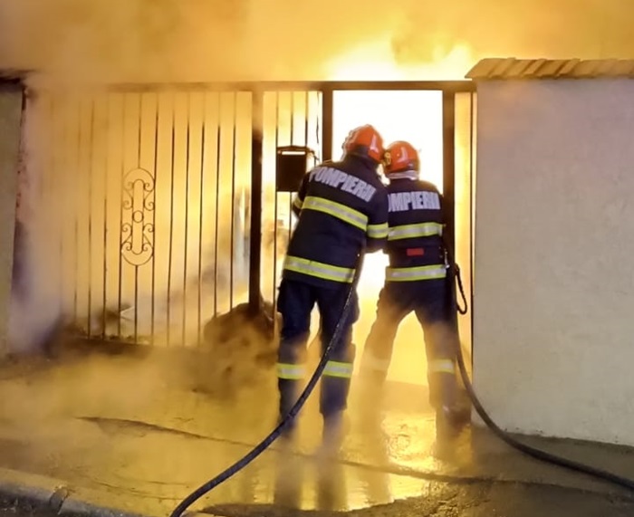 arde o casa din dorobantu mai multe echipaje de pompieri au ajuns la fata locului 685ee61cbcd9c