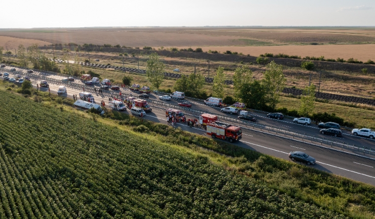 autocar rasturnat pe autostrada a2 22 de copii si sase adulti se aflau in autocar la momentul accidentului 68584e3d208ff