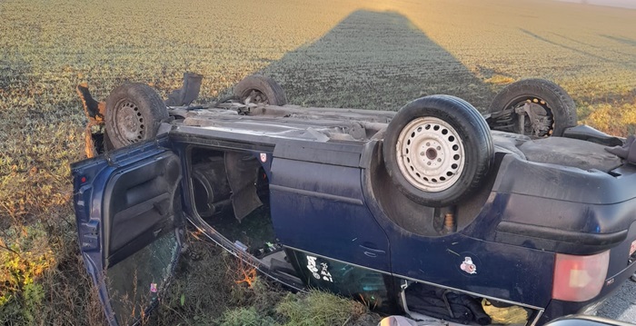 autoturism rasturnat la iesirea din medgidia spre valea dacilor sub podul de cale ferata 68515f38584b2