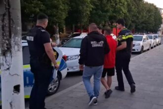 barbat de 49 de ani retinut pentru lovire sau alte violente impreuna cu fiul sau de 15 ani a batut un barbat pe o strada din lipnita 6846abd4732b3