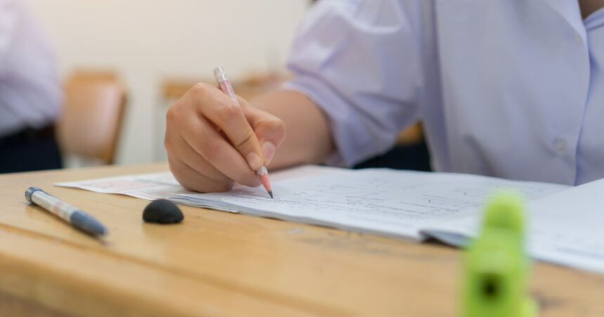 barbat din arad cercetat pentru complicitate la fraudarea examenului de bac a furnizat elevilor microfoane si camere ascunse 684ff0bc6d216