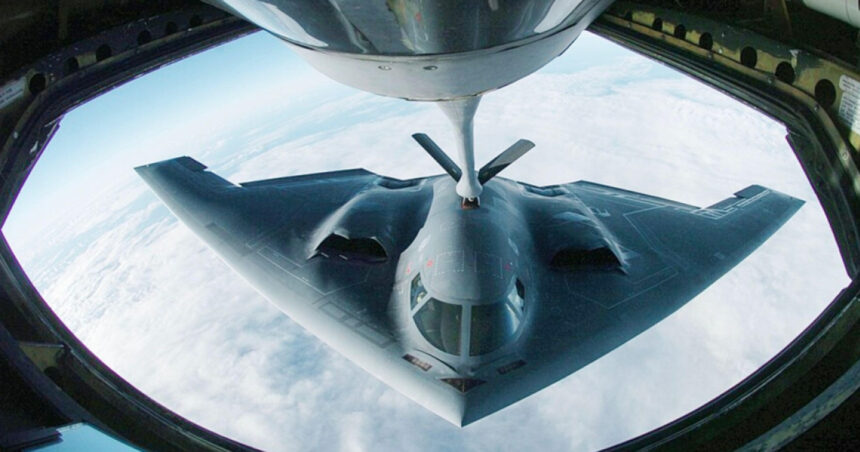 bombardiere b 2 stealth ale sua se indreapta spre baza diego garcia din oceanul indian sprijinite de opt avioane cisterna 6856d22883a81