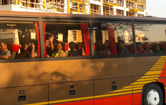 cati muncitori straini mai are acum romania dupa ce in ultimii 3 ani a acordat sute de mii de permise multi pleaca rapid in alte tari ue si isi lasa angajatorul cu ochii in soare 685dcecbcf430