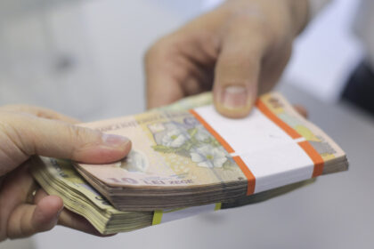 cinci functionari bancari sunt anchetati pentru ca ar fi ajutat o grupare sa obtina credite de 18 milioane de lei cu acte false 684b3adce278f