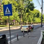 coada la trecerea de pietoni din cauza unui taximetrist care a pornit luminile de avarii pentru a mai discuta cu clientii in fata magazinului 685a84e120ad4