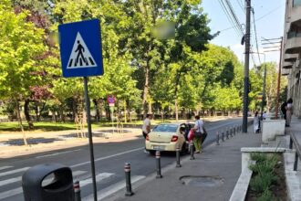 coada la trecerea de pietoni din cauza unui taximetrist care a pornit luminile de avarii pentru a mai discuta cu clientii in fata magazinului 685a84e120ad4