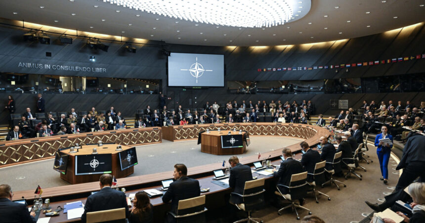 dilema liderilor nato cum sa l invite pe zelenski la summitul de la haga din aceasta luna fara sa l supere pe donald trump 68431809e3024