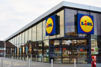 doua femei prinse la iesirea din lidl ca le a crescut talia in timp ce erau la cumparaturi 685348728df99