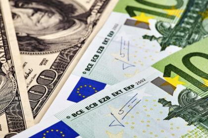 euro a ajuns la cel mai ridicat nivel fata de dolar din ultimii patru ani care este explicatia 684b1d0e6999b