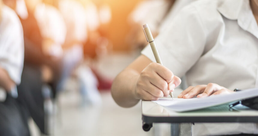 evaluarea nationala 2025 subiecte la limba si literatura romana elevii participa la prima proba scrisa din cadrul examenului 6858eff2e92f3