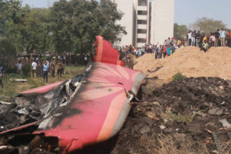 exclusiv ce spune un fost pilot roman care a zburat chiar pe tipul de avion prabusit in india despre tragedia aviatica de la ahmedabad 684ad1e5bc283