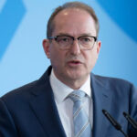 explozie a numarului extremistilor monitorizati de serviciile secrete din germania in 2024 a crescut cu 23 68482c75919d0