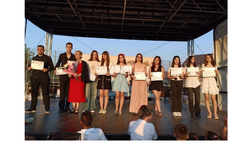 final de an scolar la liceul teoretic ioan cotovu din harsova elevele narcisa paraschiv si ana maria iorga au fost premiate pentru performanta si implicare 685f61394e6ea