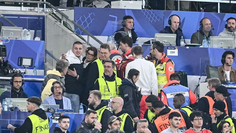 finala cu sfarsit tragic un suporter s a prabusit in gol pe stadionul din munchen 68468390a92d8