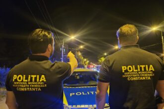 fiul fostei primarite din ion corvin prins la volan cu permisul de conducere anulat a fost incatusat in trecut a intrat cu masina pe trotuar si a bagat in spital o tanara 6846b3a683de4