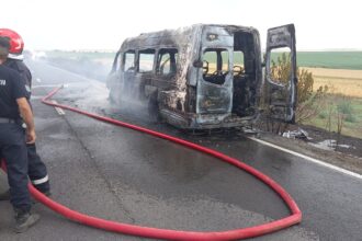 foto alerta pe dn22 un microbuz plin cu calatori a luat foc la iesire din mihai viteazu spre baia doi copii printre persoanele evacuate 686001a4d5254