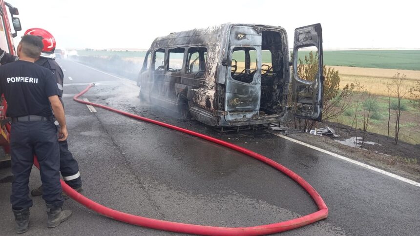 foto alerta pe dn22 un microbuz plin cu calatori a luat foc la iesire din mihai viteazu spre baia doi copii printre persoanele evacuate 686001a4d5254