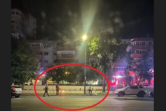 foto cu carbunii aprinsi prin constanta un barbat a starnit panica plimbandu se cu un carucior in flacari 684fdeb303986