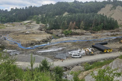 foto ministrul mediului la salina praid o zona care ar fi trebuit sa fie un furnicar pentru a se termina la timp lucrarile pare parasita 686172e61d3ff
