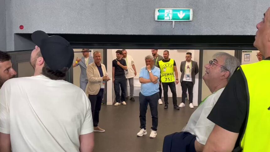foto mircea lucescu s a dus glont in vestiarul tricolorilor dupa calificarea romaniei in semifinalele euro u19 ce le a transmis 68546746e206c