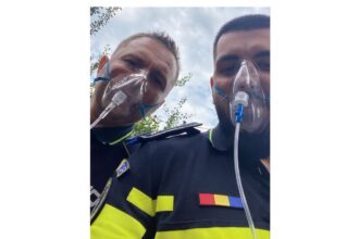 foto o fetita de 11 ani a fost salvata de politisti dintr un apartament in flacari micuta a fost preluata de echipajul smurd 685553cf1271b