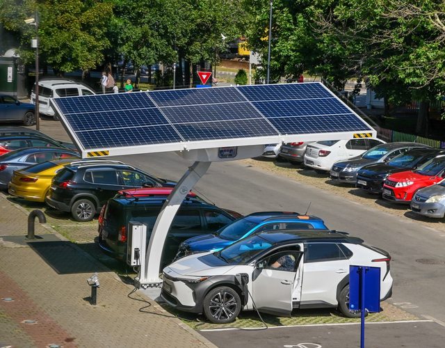 foto premiera in romania prima statie de incarcare pentru masini electrice alimentata exclusiv cu energie solara 685d62f76b073