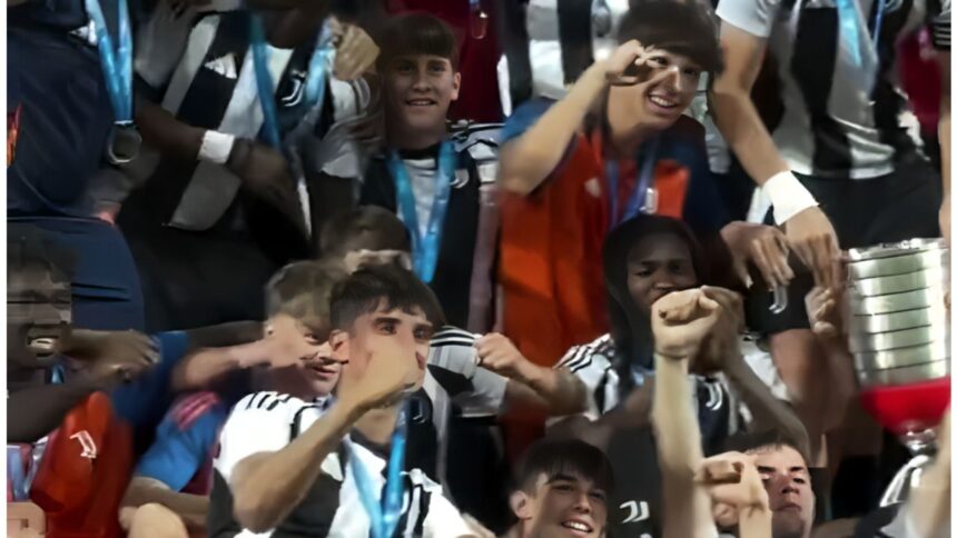 foto si video avem roman castigator de scudetto a ridicat trofeul ieri alaturi de juventus 685abbed2c055