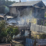 foto trei case au ars in giurgiu incendiul provocat de un scurtcircuit o persoana a fost dusa la spital 684dc455dddaf