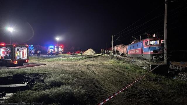 foto vagoane ale unui tren plin cu benzina au deraiat 68442db482fc6
