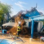foto video a ars o pensiune din dunavatul de sus localnicii au luptat cot la cot cu pompierii sa stinga flacarile vezi aici de la ce a pornit incendiul 685ad859a38e2