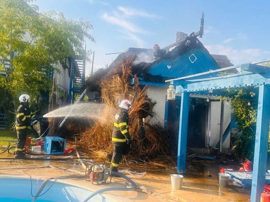 foto video a ars o pensiune din dunavatul de sus localnicii au luptat cot la cot cu pompierii sa stinga flacarile vezi aici de la ce a pornit incendiul 685ad859a38e2