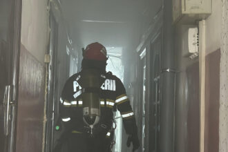 foto video a luat foc un bloc de garsoniere din tulcea interventie in forta a pompierilor 685278a3670fb