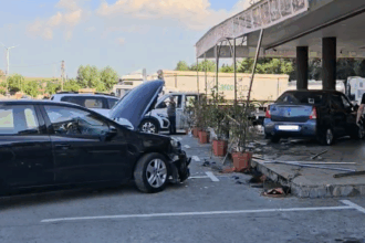 foto video cum s a petrecut accidentul din satul stefan cel mare comuna saligny un logan a fost proiectat pe terasa unui restaurant accidentand 3 persoane 683f10af9f129