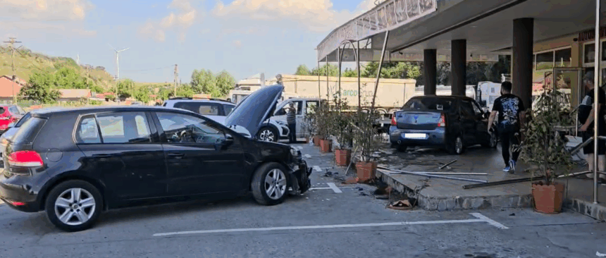 foto video cum s a petrecut accidentul din satul stefan cel mare comuna saligny un logan a fost proiectat pe terasa unui restaurant accidentand 3 persoane 683f10af9f129