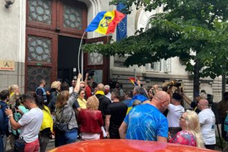 foto video protest pro calin georgescu la judecatoria sectorului 1 justitie nu coruptie scandeaza participantii 684a80da2cfbf