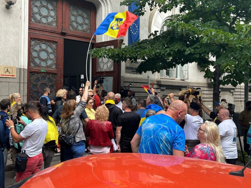 foto video protest pro calin georgescu la judecatoria sectorului 1 justitie nu coruptie scandeaza participantii 684a80da2cfbf