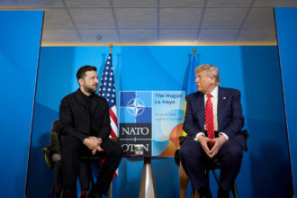 galerie foto diplomatia vizuala a lui volodimir zelenski presedintele ucrainean a ales sa si schimbe stilul vestimentar la summitul nato 685c514781c63
