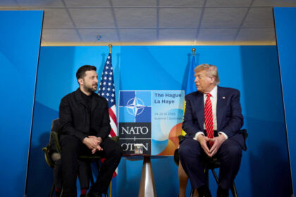 galerie foto diplomatia vizuala a lui volodimir zelenski presedintele ucrainean a ales sa si schimbe stilul vestimentar la summitul nato 685c514781c63
