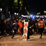 galerie foto doua persoane au murit iar peste 500 au fost arestate dupa sarbatoarea fanilor psg de la paris in urma victoriei din liga campionilor 683c4fc63daf9