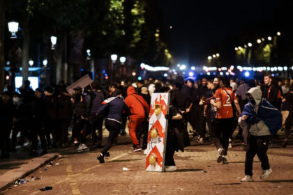 galerie foto doua persoane au murit iar peste 500 au fost arestate dupa sarbatoarea fanilor psg de la paris in urma victoriei din liga campionilor 683c4fc63daf9