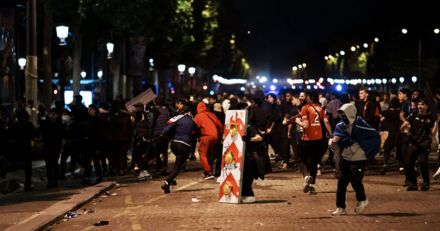galerie foto doua persoane au murit iar peste 500 au fost arestate dupa sarbatoarea fanilor psg de la paris in urma victoriei din liga campionilor 683c4fc63daf9